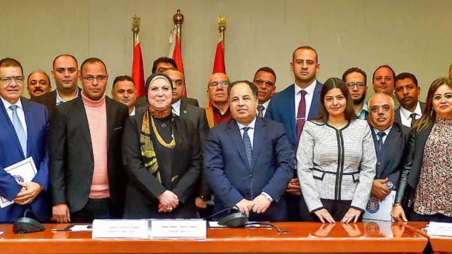 وزير المالية ووزيرة التجارة والصناعة مع ممثلي 34 شركة مصدرة وزير المالية ووزيرة التجارة والصناعة مع ممثلي 34 شركة مصدرة