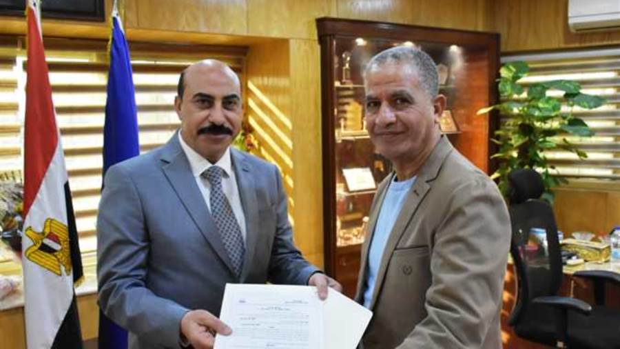 محافظ أسوان يسلم عقود وحدات سكنية بالإسكان المتميز