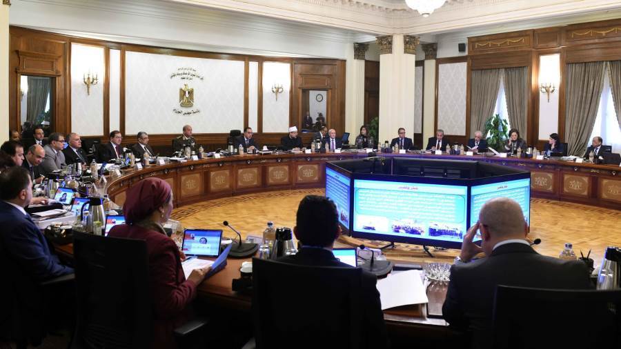 رئيس الوزراء خلال ترؤسه اجتماع مجلس الوزراء