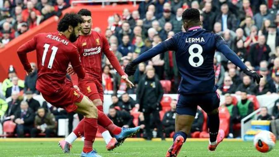 مهاجم ليفربول المصري محمد صلاح محتفلا بعد تسجيله في مرمى بور