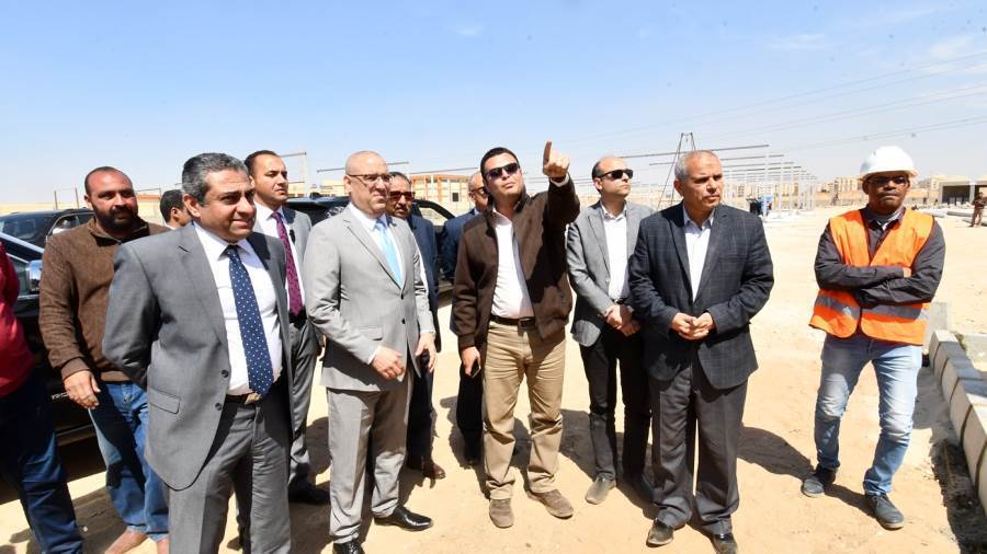 وزير الإسكان يقوم بجولة في ٦ أكتوبر لتفقد مشروعات بيت الوطن