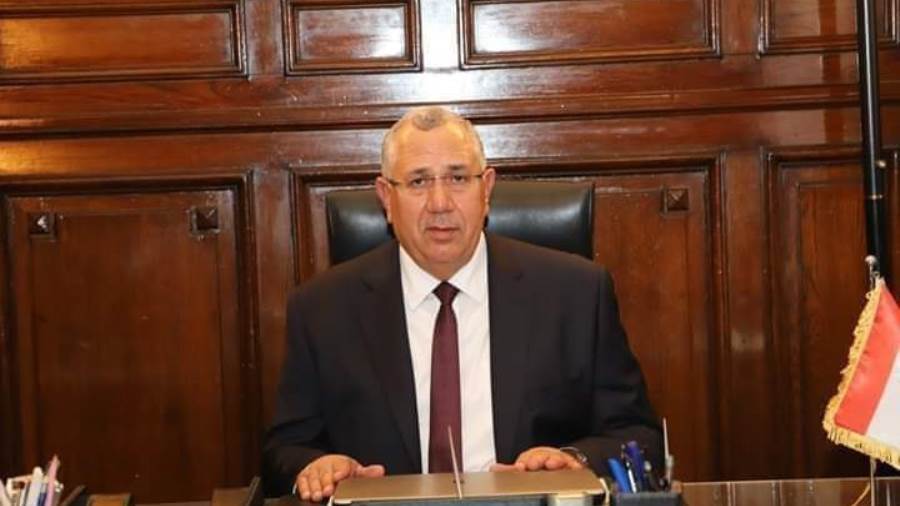 وزير الزراعة ينقل تقدير رئيس الجمهورية ورئيس الوزراء إلى الع وزير الزراعة ينقل تقدير رئيس الجمهورية ورئيس الوزراء إلى الع