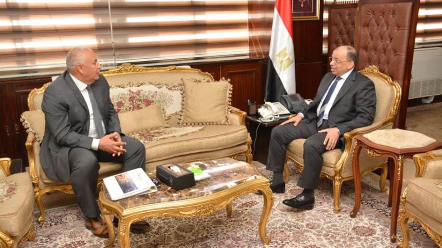 العصاريبحث مع محافظ الوادي الجديد مشروعات حياة كريمة وتداعيا