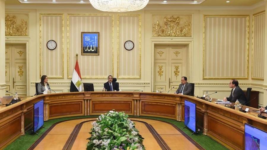 رئيس الوزراء يتابع إجراءات الحفاظ على سلامة وصحة العاملين في