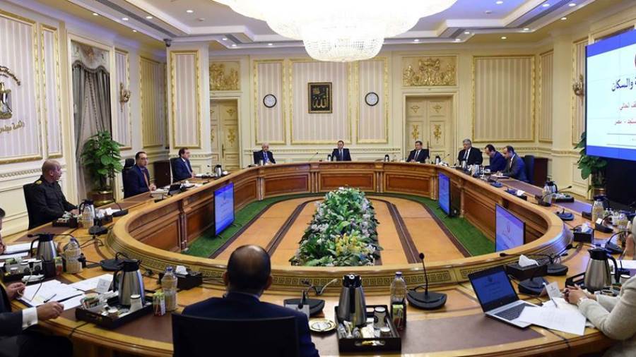 رئيس الوزراء: نتابع بصورة دورية استمرار عمل المصانع ونقل الب