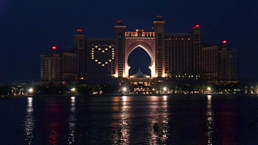 فنادق دبي تضيء واجهاتها بأشكال القلوب تضامنا ضد كورونا