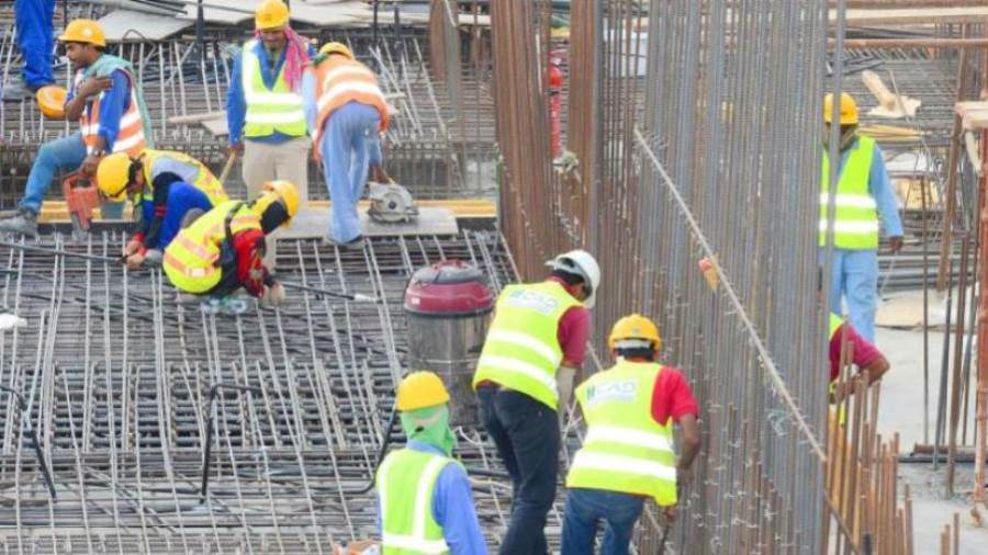 رئيس اتحاد المقاولين: عودة العمل بالمشروعات يحمى العمالة الي رئيس اتحاد المقاولين: عودة العمل بالمشروعات يحمى العمالة الي