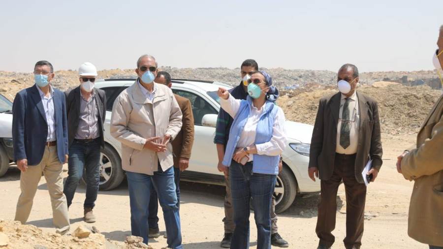 وزيرة البيئة تتفقد مدفن العبور وتتابع السيطرة على عدد من الا