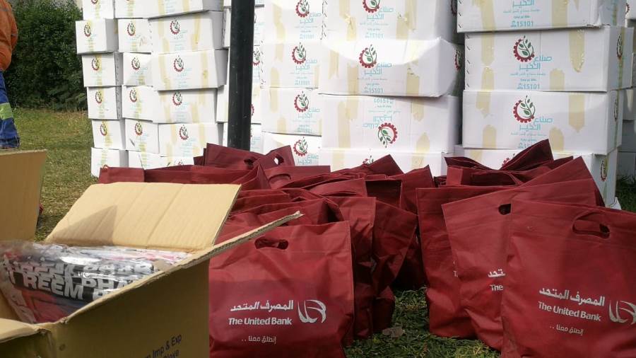المصرف المتحد وصناع الخير يوزعان مواد غذائية وحقائب للوقاية 