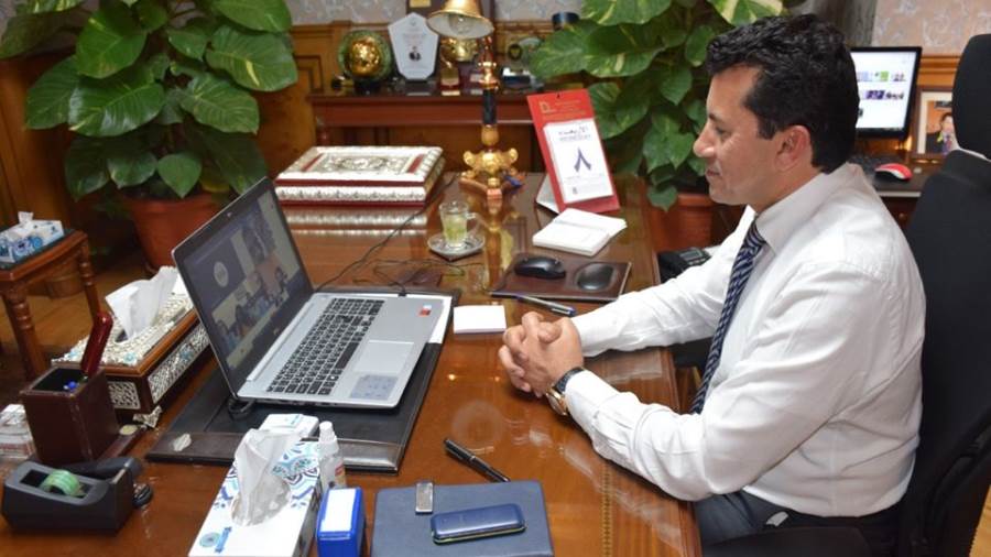 وزير الرياضة يتواصل مع اللاعبين العائدين عبر فيديو كونفرانس