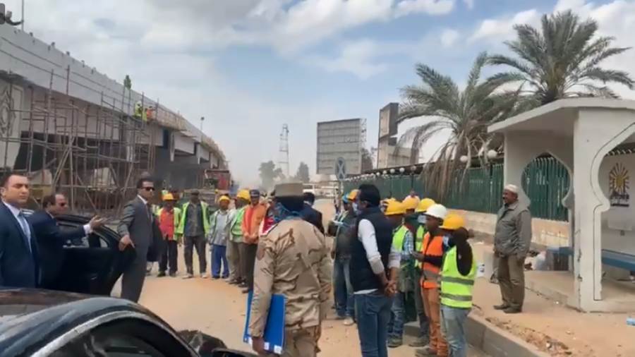 فيديو.. رد فعل الرئيس أثناء تقفده مشروعات ورؤيته عمالا بلا ك فيديو.. رد فعل الرئيس أثناء تقفده مشروعات ورؤيته عمالا بلا ك