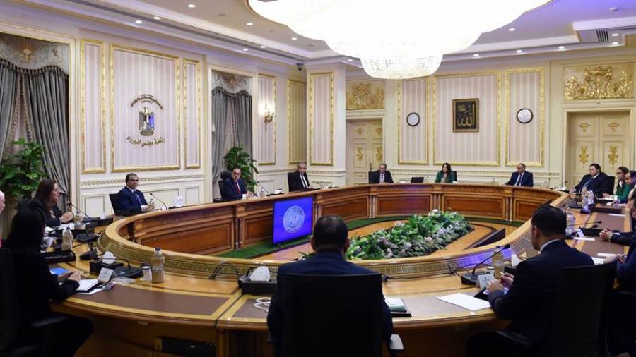 رئيس الوزراء يتابع آليات صرف منحة الرئيس للعمالة غير المنتظم