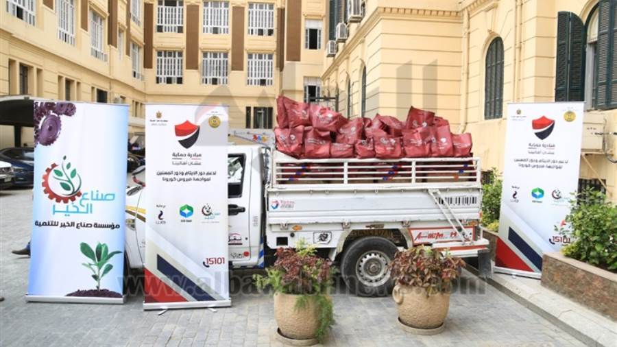 صناع الخيروالمصرف المتحد يوزعان كراتين مواد غذائية وحقائب وق
