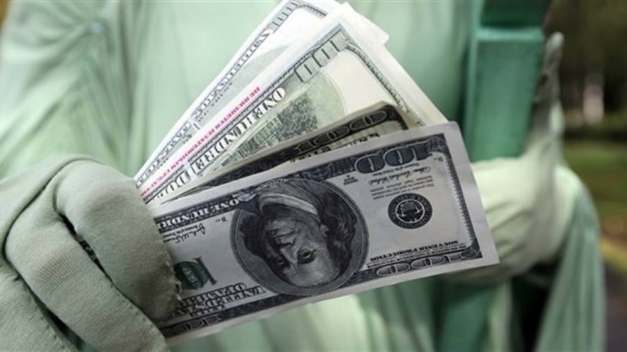 الدولار يهبط بعد تعزيز المركزي الأمريكي للإقراض