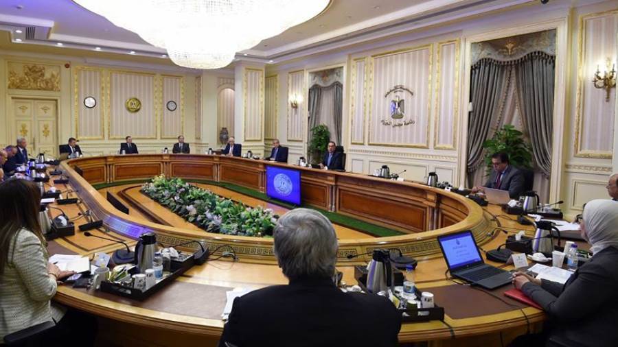 رئيس الوزراء يكلف بتوفير المستلزمات الطبية وإعداد تقرير يومي