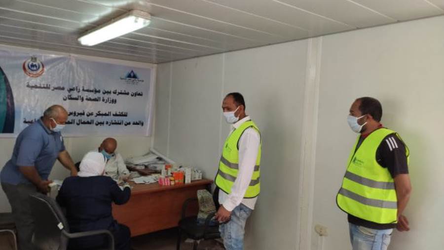 جهاز مدينة ناصر الجديدة يفحص العاملين بمواقع المشروعات
