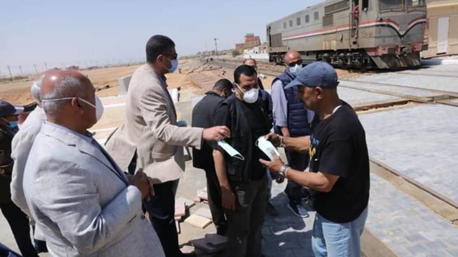وزير النقل يفاجئ العاملين بمحطة الجناين للسكك الحديدية