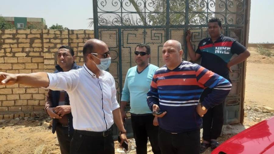 جهازمدينة الشروق يصادر مواد بناء بمبنى مخالف فور الشروع فى إ