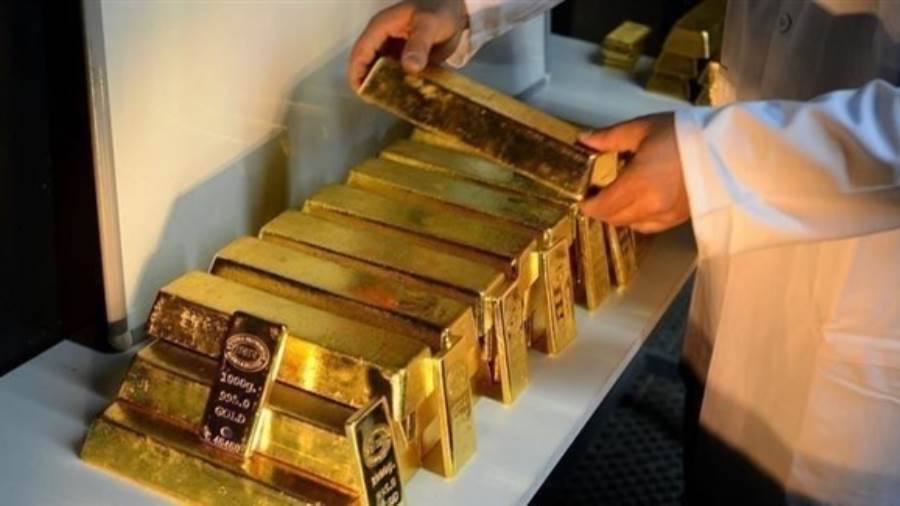 الذهب يهبط مع صعود الدولار وسط شكوك بشأن الاقتصاد الأمريكي