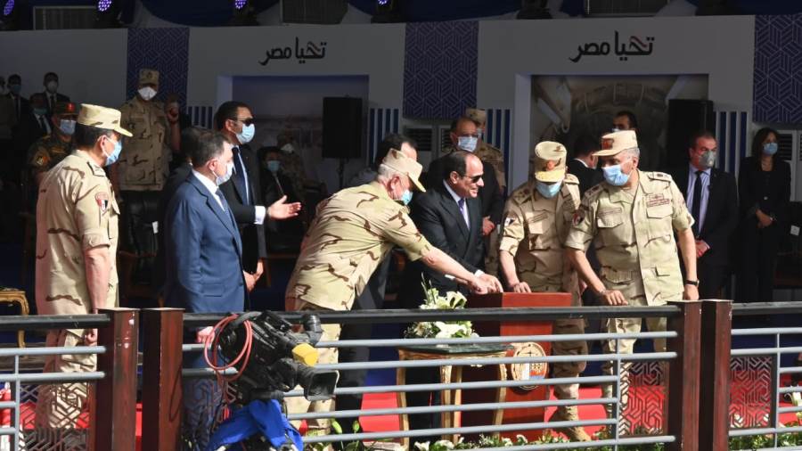 رئيس الهيئة الهندسية يستعرض المواصفات والمشروعات المرتبطة بن