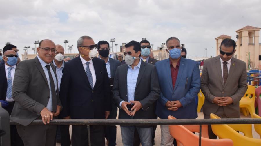 وزير الشباب والرياضة يفتتح عدد من المنشآت الرياضية داخل نادى