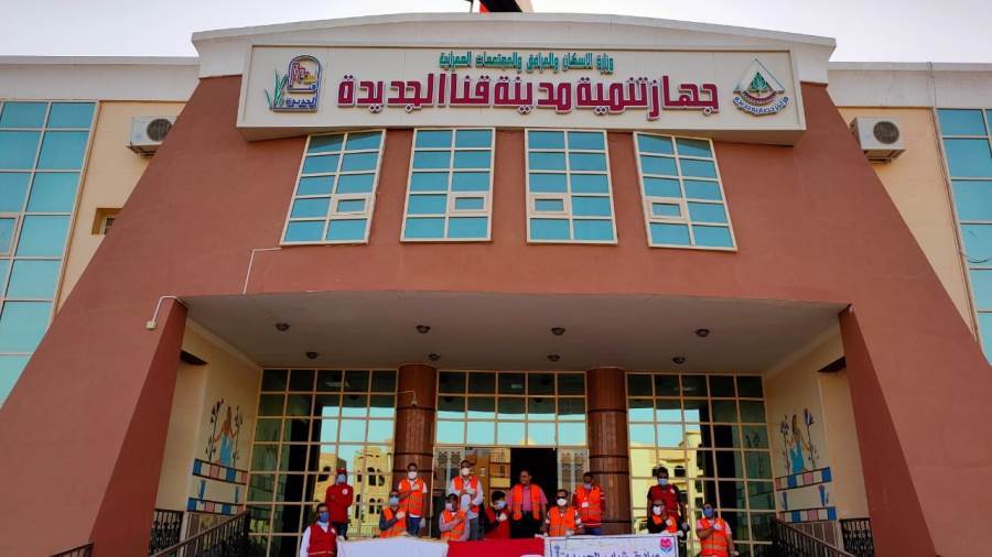تطهير وتعقيم الأماكن الحيوية بمدينتي قنا الجديدة وناصر لمكاف