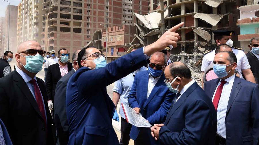 رئيس الوزراء يتوقف لمتابعة مشروع إنشاء 134 عمارة سكنية بديلة