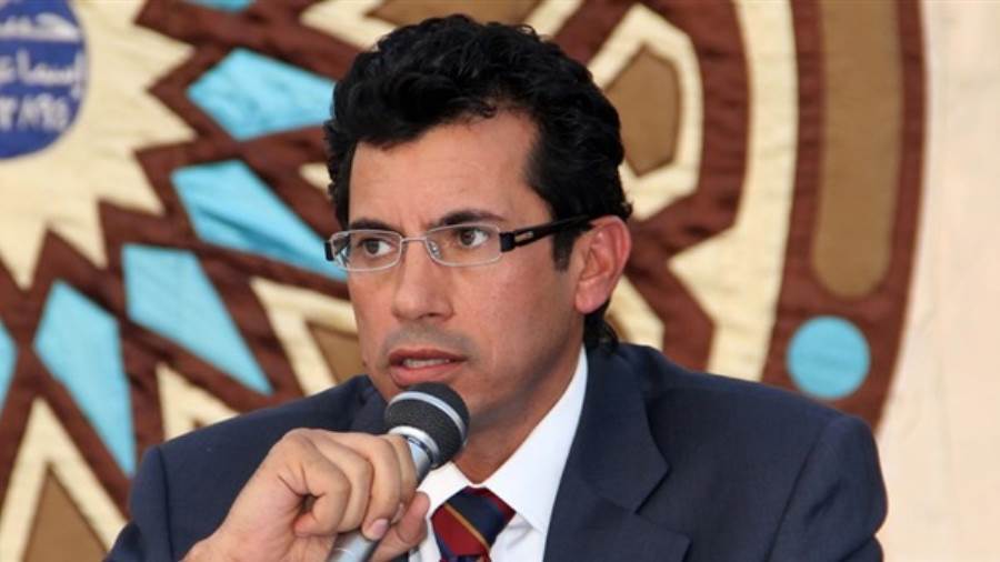 وزير الرياضة يدرس رفع الحظر الجزئي عن الأندية ومراكز الشباب