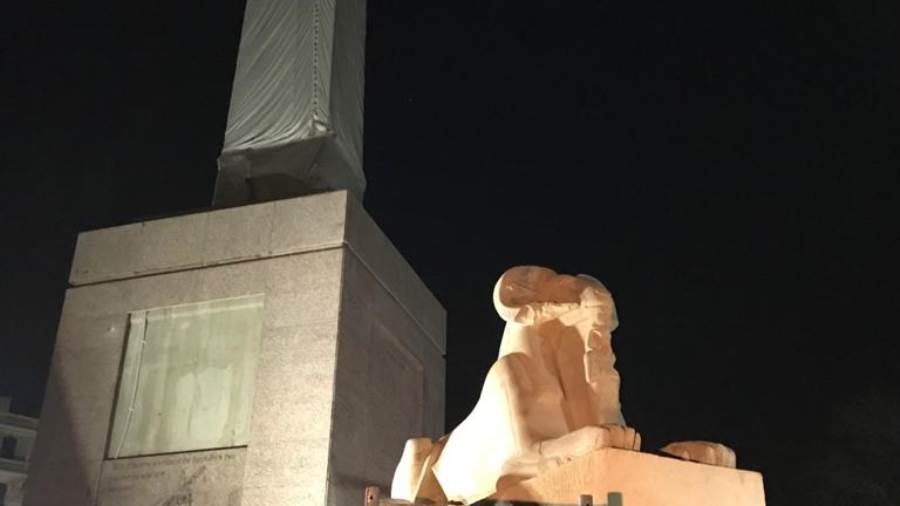 انتهاء عملية نقل الكباش الأربعة الي ميدان التحرير بعد ترميمه انتهاء عملية نقل الكباش الأربعة الي ميدان التحرير بعد ترميمه