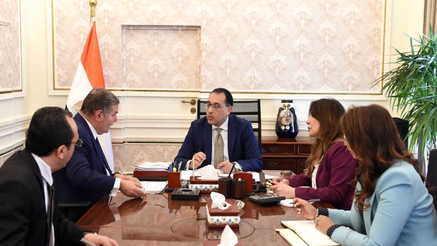 رئيس الوزراء يتابع مع وزير قطاع الأعمال العام موقف العمل بال رئيس الوزراء يتابع مع وزير قطاع الأعمال العام موقف العمل بال