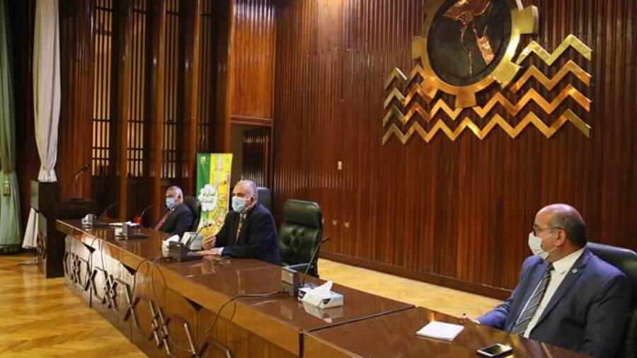 وزير الري يبحث مع الشركات والمقاولين تسريع وتيرة العمل لإنها