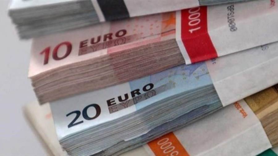 اليورو ينخفض وسط قلق حيال مشتريات المركزي الأوروبي للسندات