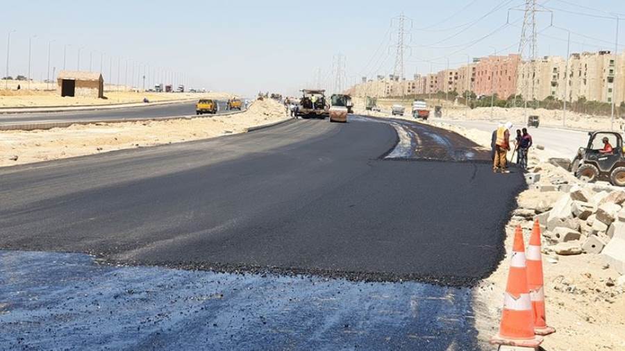 بالصور.. استمرار أعمال تطوير ورفع كفاءة طريق الواحات