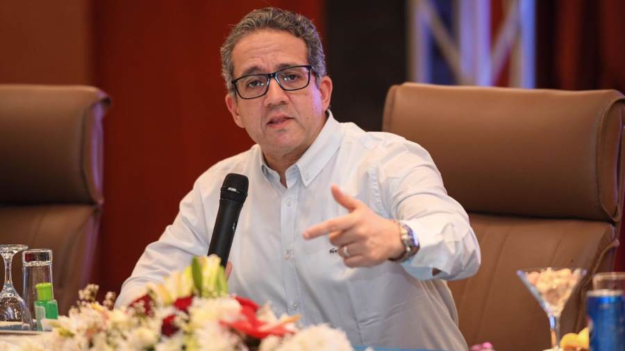 وزير السياحة والآثار ومحافظ البحر الأحمر يلتقيان بالمستثمرين وزير السياحة والآثار ومحافظ البحر الأحمر يلتقيان بالمستثمرين
