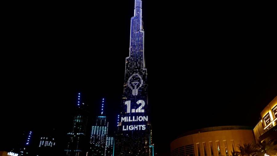 دبي تحول أعلى مبنى في العالم لصندوق تبرعات لمتضرري كورونا