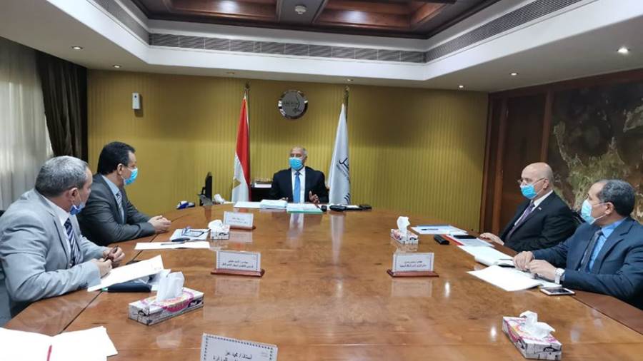 وزير النقل يستعرض نتائج الدراسة الخاصة بكارت النقل الذكي وال