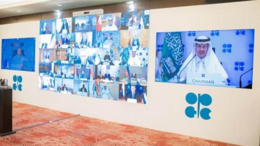 السعودية تحث أوبك على الالتزام بخفض إنتاج النفط