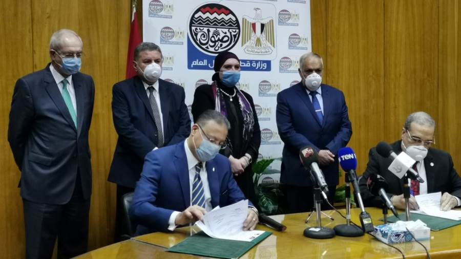 هشام توفيق والتراس يشهدان توقيع مذكرة تفاهم لإنشاء مصنعين لإ