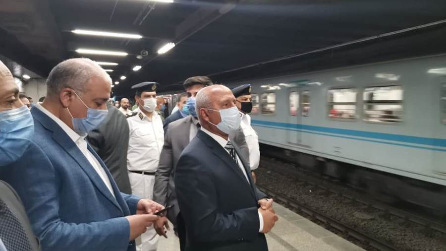 وزير النقل يفاجئ العاملين بمحطة مترو الشهداء ويوجه بالدفع بق
