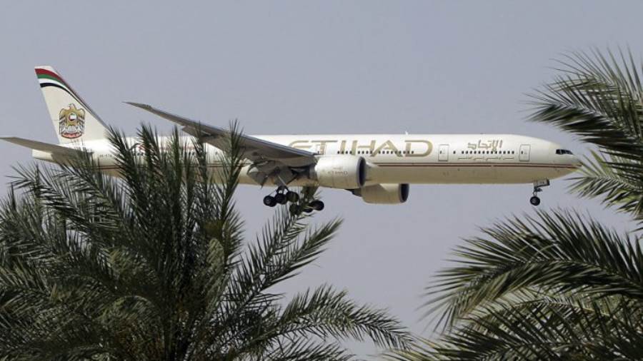 المفوضية الأوروبية توصيبعودة الطيران وتشترط ارتداء أقنعة على المفوضية الأوروبية توصيبعودة الطيران وتشترط ارتداء أقنعة على