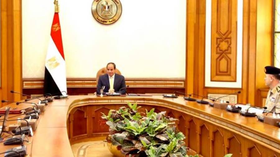 الرئيس يجتمع بوزير الدفاع ويوجه القوات المسلحة بالجاهزية