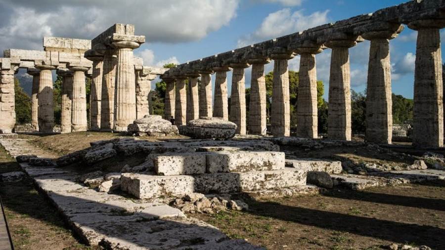 معبد يوناني قرب نابولي أول موقع أثري إيطالي يعاد افتتاحه أما
