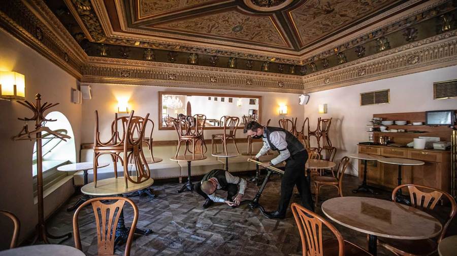 التشيك تعيد فتح المقاهي والفنادق وأحواض السباحة