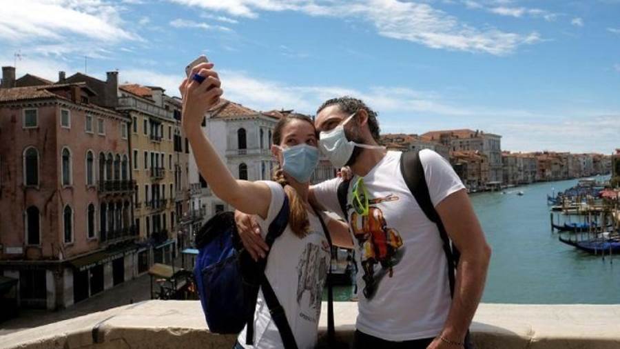 طبيب إيطالي: فيروس كورونا أصبح أقل فتكا