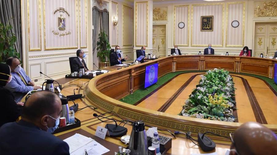 رئيس الوزراء يستعرض مقترحات تعديل بعض مواد القوانين واللوائح