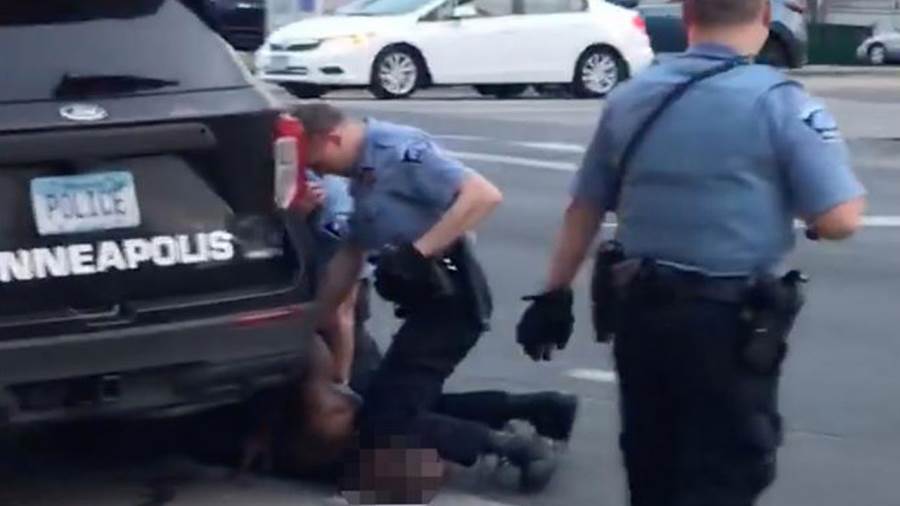 تفاصيل جديدة في واقعة مقتل جورج فلويد..20 دولارا وراء احتجاج