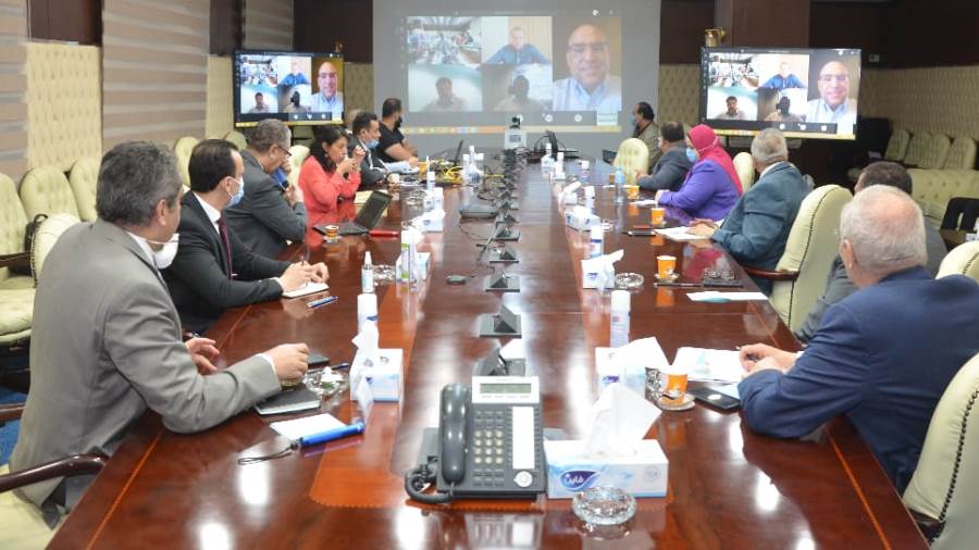 وزير الإسكان ورئيس المنطقة الاقتصادية لقناة السويس يستعرضان 