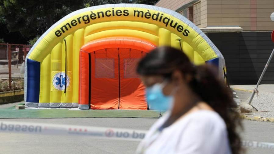 إسبانيا تعيد فرض العزل على نحو 200 ألف شخص في إقليم كتالونيا