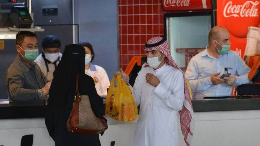 الصحة السعودية تكشف أهم طرق انتقال فيروس كورونا