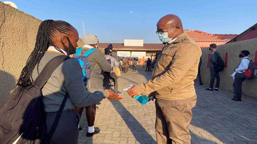 جنوب إفريقيا تعيد فرض حظر التجول لمواجهة زيادة الإصابات بكور